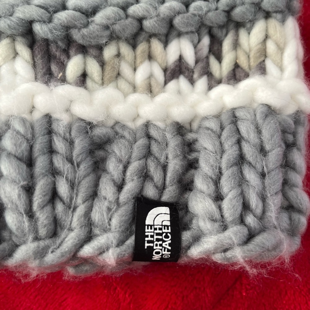 NWOT women’s NorthFace winter hat - Picture 2 of 3